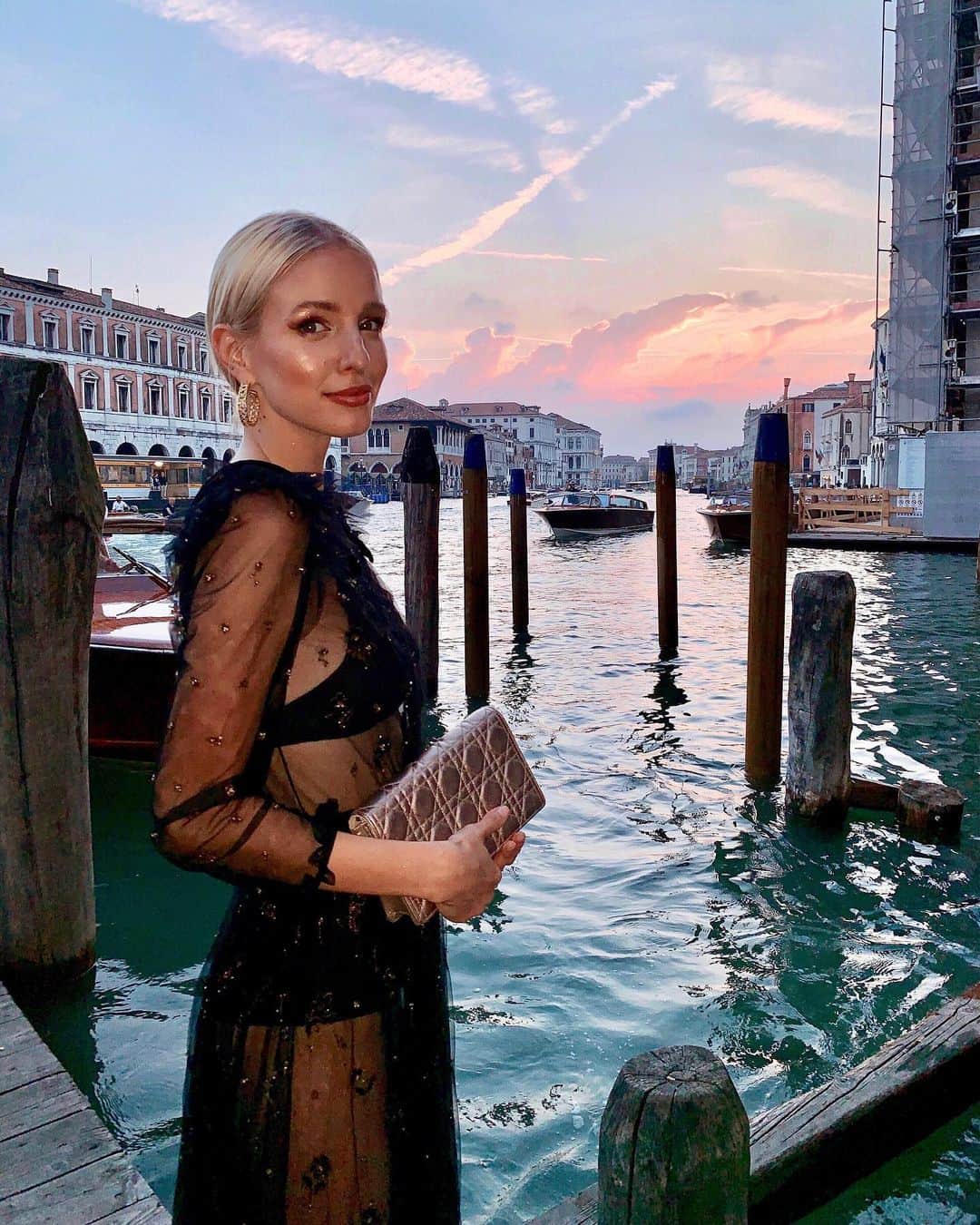 レオニー・ハンネさんのインスタグラム写真 - (レオニー・ハンネInstagram)「Venetian sunsets... 🎭 Anzeige @dior #DiorHauteJoaillerie #Dior #Venice」6月17日 0時15分 - leoniehanne