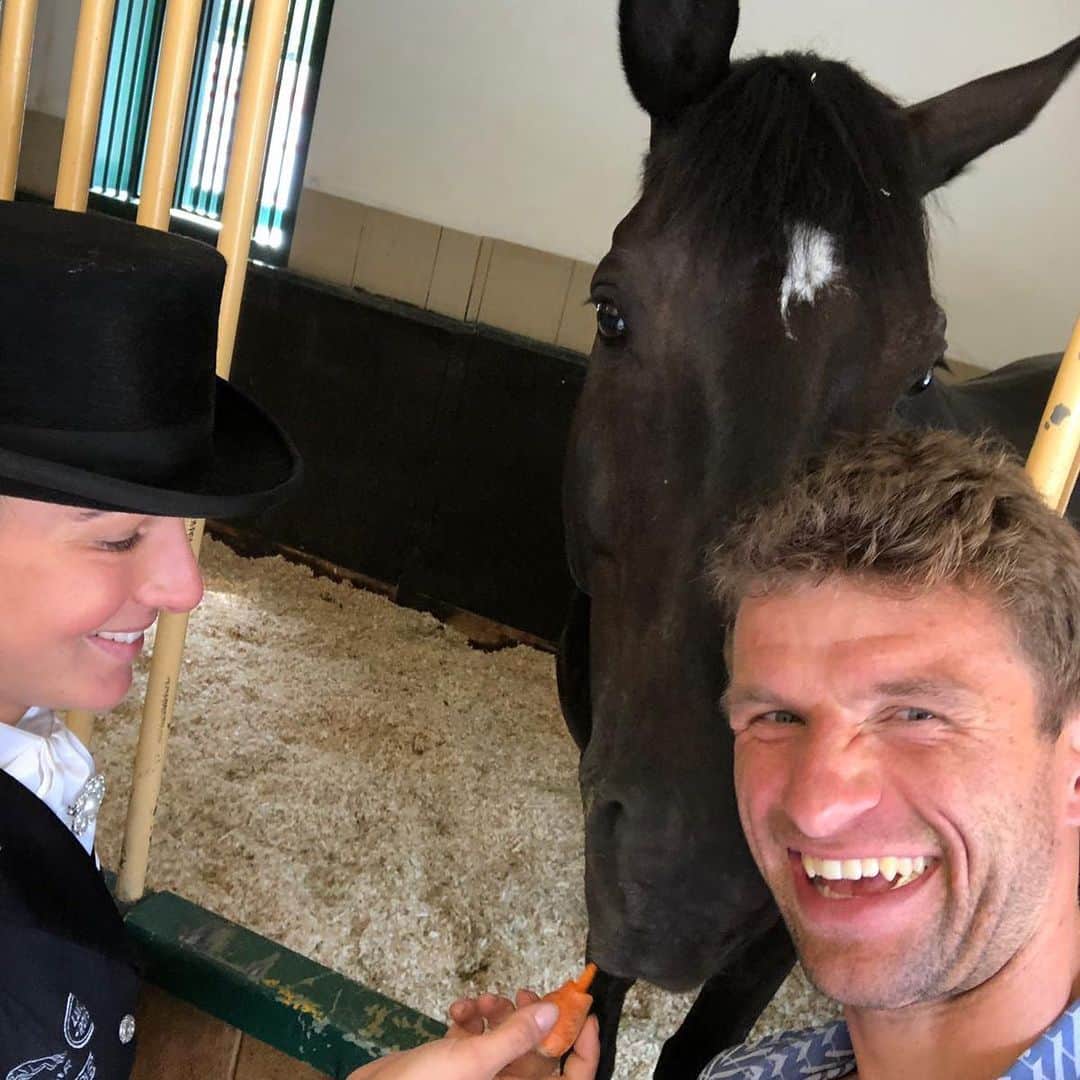 トーマス・ミュラーのインスタグラム：「Today I made a visit to @lisa.mueller.official and Dave. 😀 ... loving it 🐴❤ #dressage #diemüllers #reitsport #esmuellert」