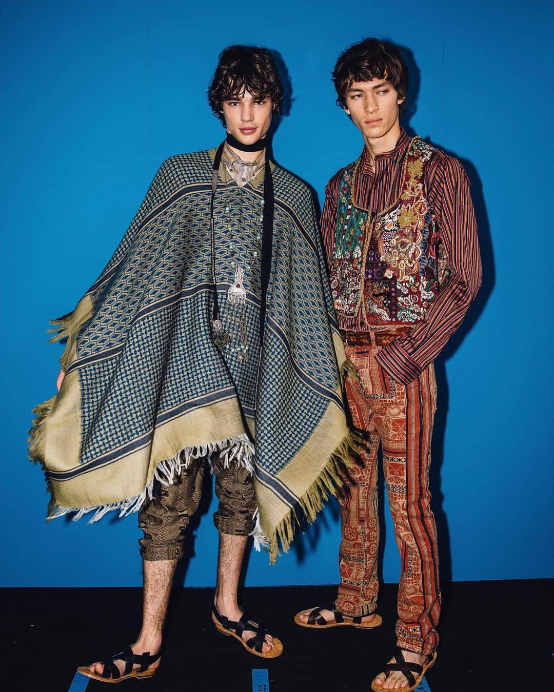 Vogue Runwayさんのインスタグラム写真 - (Vogue RunwayInstagram)「At @Etro’s show, the attire was a traveling man (and woman, wearing men’s looks) mix of cross-cultural garments and decoration. Tap the link in our bio to see the full men’s spring 2020 collection. Photographed by @styledumonde」6月17日 0時22分 - voguerunway