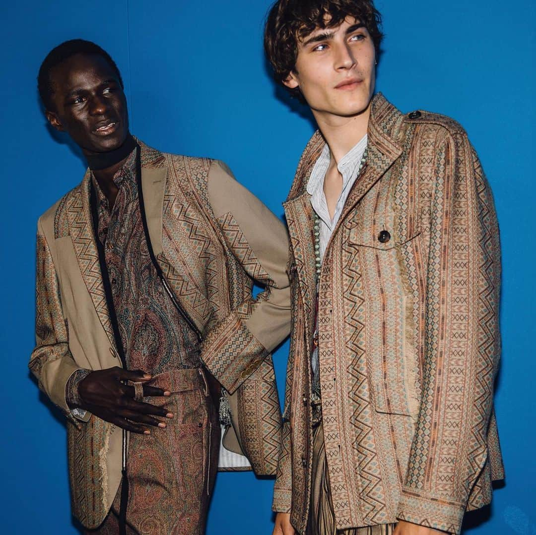 Vogue Runwayさんのインスタグラム写真 - (Vogue RunwayInstagram)「The @etro Spring 2020 menswear show included richly detailed oasis jacquards on jackets and grip bags, and plenty of rough, textured striping. Tap the link in our bio to see every look. Photographed by @styledumonde」6月17日 0時22分 - voguerunway