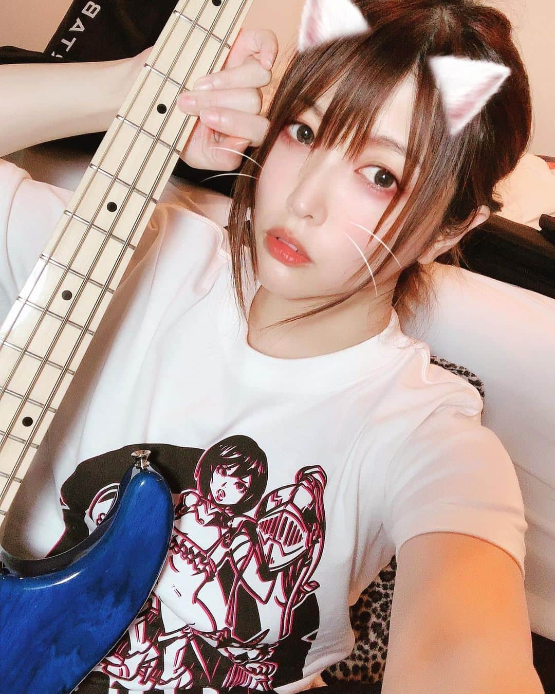 新村あかりのインスタグラム：「6月21日のたちまち。のライブに向けてベースの練習してました👍  SNOWで同じような写真ばかり撮ったのでせめてもの加工の違いで差を出してます😅  カッコイイTシャツは R-birthさん（@r.birth ）からいただきました！！ @k2rocker  @predatorratclothing  #rbirth  #kentoo  #predatorrat  #moon #bass #AV #新村あかり #niimura_akari」