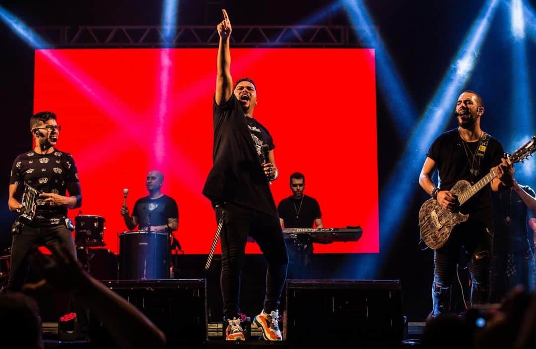 Sorriso Marotoのインスタグラム：「Estar m Campos/RJ é sempre especial! Obrigado pela noite massa, turma! ❤ @bcbrunocardoso @frd.silva @eusergiojr @crisjog @vinisorriso #AoCuboAoVivoEmCores 📷 @ovitorbranco」