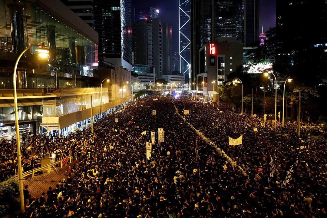 NBC Newsさんのインスタグラム写真 - (NBC NewsInstagram)「Hundreds of thousands of demonstrators took to the streets of #HongKong on Sunday to demand an end to a proposed extradition bill and the resignation of the city's embattled leader. . Demonstrators carried white flowers and held banners saying, "Do not shoot, we are HongKonger," in a bid prevent the sort of violence that accompanied protests in the semi-autonomous Chinese territory on Wednesday. Read the latest updates at the link in our bio. . 📷 Tyrone Siu / @reuters」6月17日 0時28分 - nbcnews