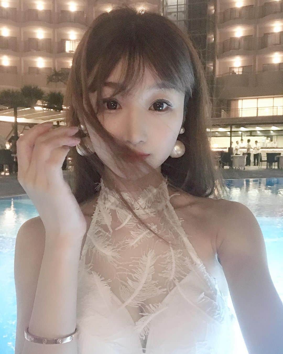 奈々子のインスタグラム：「最近付けているのは #N75小顔ピアス のnew Ver.♡♡♡ 真ん中のキラキラがない、パールオンリー(*^_^*) 耳のすぐ下にBigパールが来るからまた雰囲気が変わりますよね。♪ . 付けてる感覚なしの超軽量小顔ピアス♡ イヤリングもございます。(^-^)/ ご注文はココマドンナHPから☆ . ※好評につきオーダーが立て込んでる為、お急ぎの方はご購入前にココマドンナLINE@より一度お問合せ下さいm(._.)m → @coco.madonna . . #n75jewelry #新作」