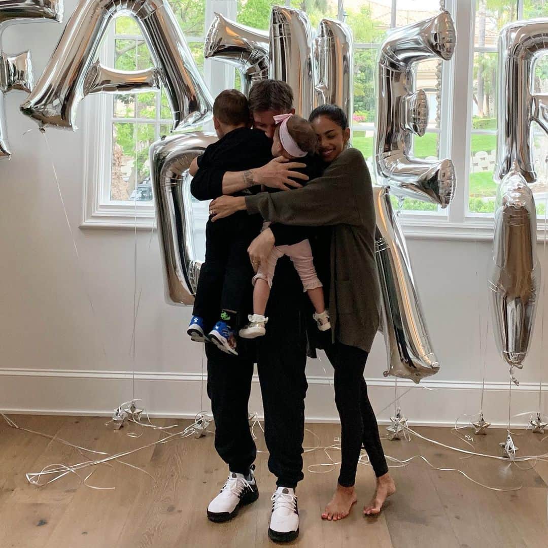 のインスタグラム：「I love being a dad which means I love group hugs on Father’s Day. Thank you @bryianadyrdek for always making this day special. Happy Father’s Day to all the Dads out there group hugging and loving their children.」