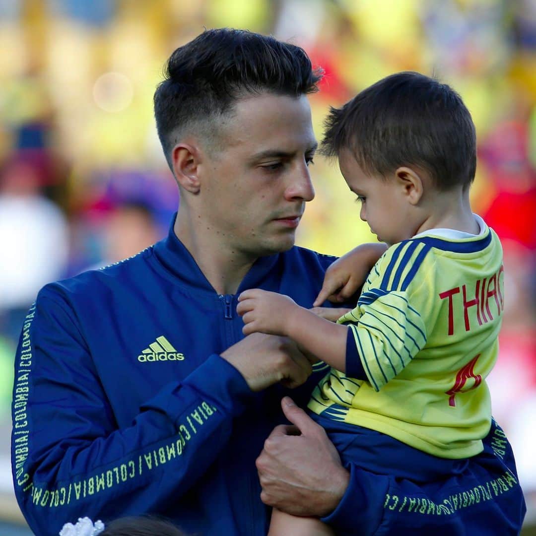 サッカー コロンビア代表チームのインスタグラム：「Feliz día a esa persona que te llevó por primera vez a un estadio y te enamoro de este deporte. #FelizDíaDelPadre」