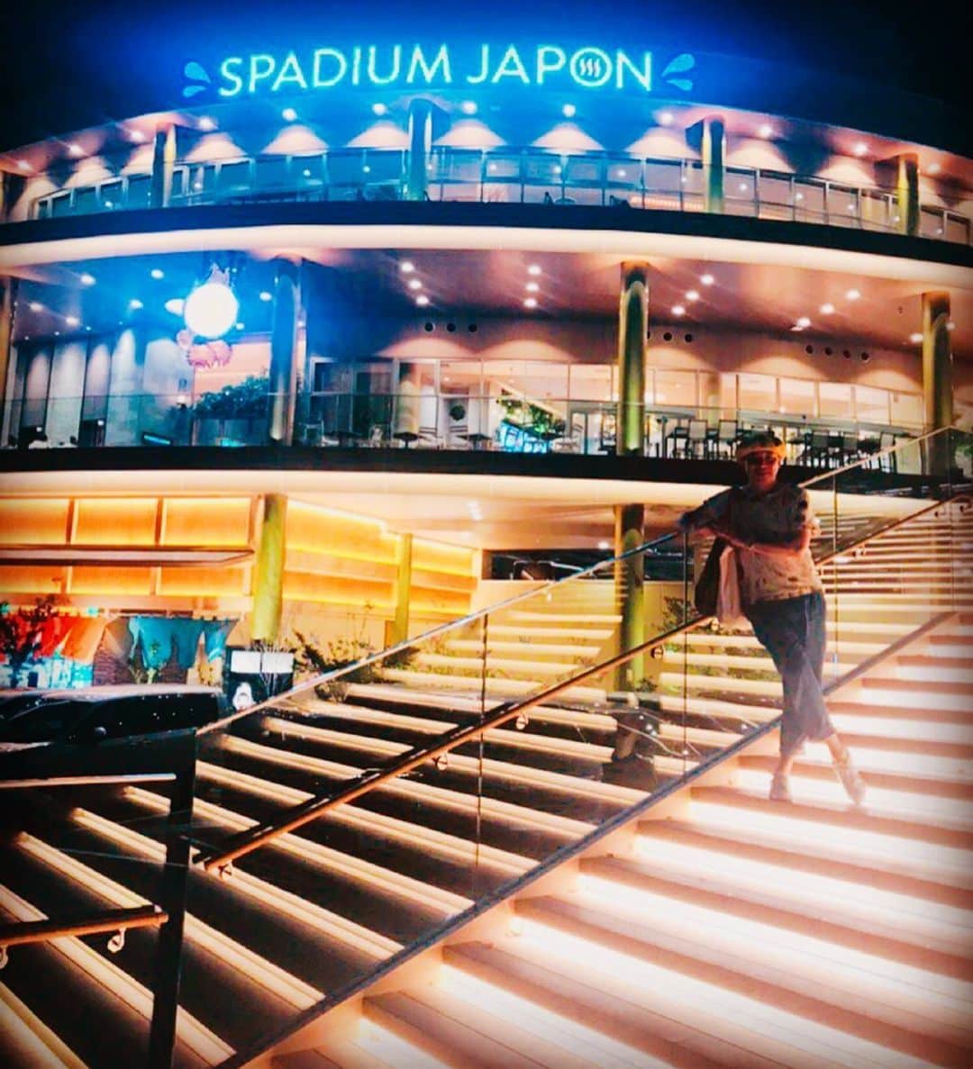 のインスタグラム：「出来たてほやほや‼️ お風呂のスタジアムこと、「スパジアム ジャポン」に出没よ〜😃✨✨✨✨✌️ ほんとにどこかのスタジアムに来てるみたいで 広くて、綺麗で 最高なスパアミューズメントです〜😍☺️♨️♨️👍👍👍 #スパジアムジャポン  #東久留米市 #スパアミューズメント #まるでスタジアムみたい #広くて綺麗で快適  #美川憲二 #ものまね」