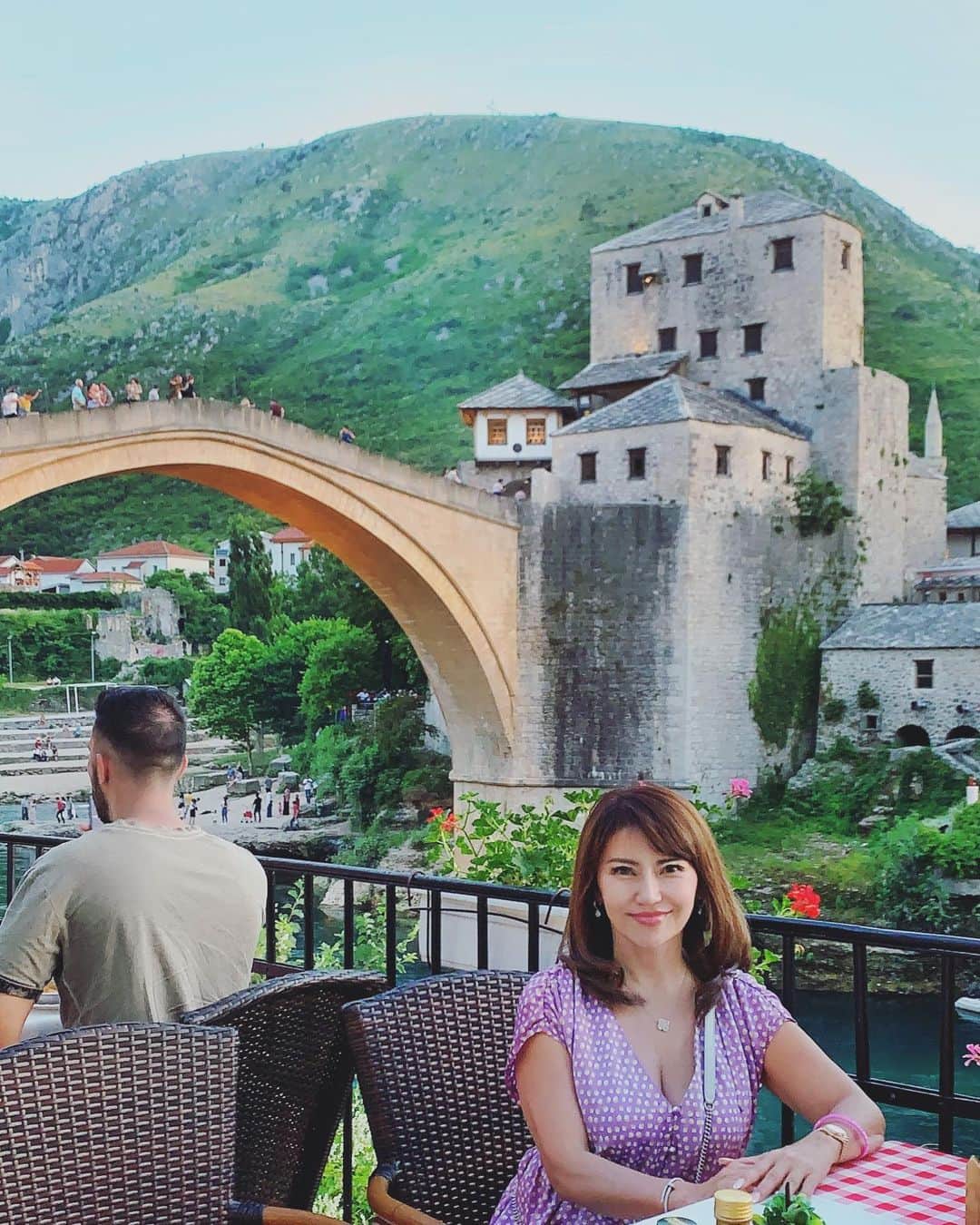 selfieneさんのインスタグラム写真 - (selfieneInstagram)「.﻿ #世界遺産 の街#モスタル ﻿ そのシンボルの#スターリモスト橋 ﻿ #16世紀 に#オスマン帝国 時代に作られたそう﻿ ﻿ 綺麗な橋だけど﻿ 石の急勾配で雨が降ったら渡れなそう💦﻿ ﻿ #ボスニアヘルツェゴビナ﻿ #海外旅行 ﻿ #旅行好きな人と繋がりたい ﻿ #投資女子﻿ ﻿ ﻿ ﻿ ⭐️日本を飛び出し自由に豊かになりたい⭐️﻿ ﻿ そんな貴方はプロフLINEから情報を受け取ってね﻿ ↓↓↓﻿ @marigram_uu_」6月17日 0時52分 - marigram_uu_