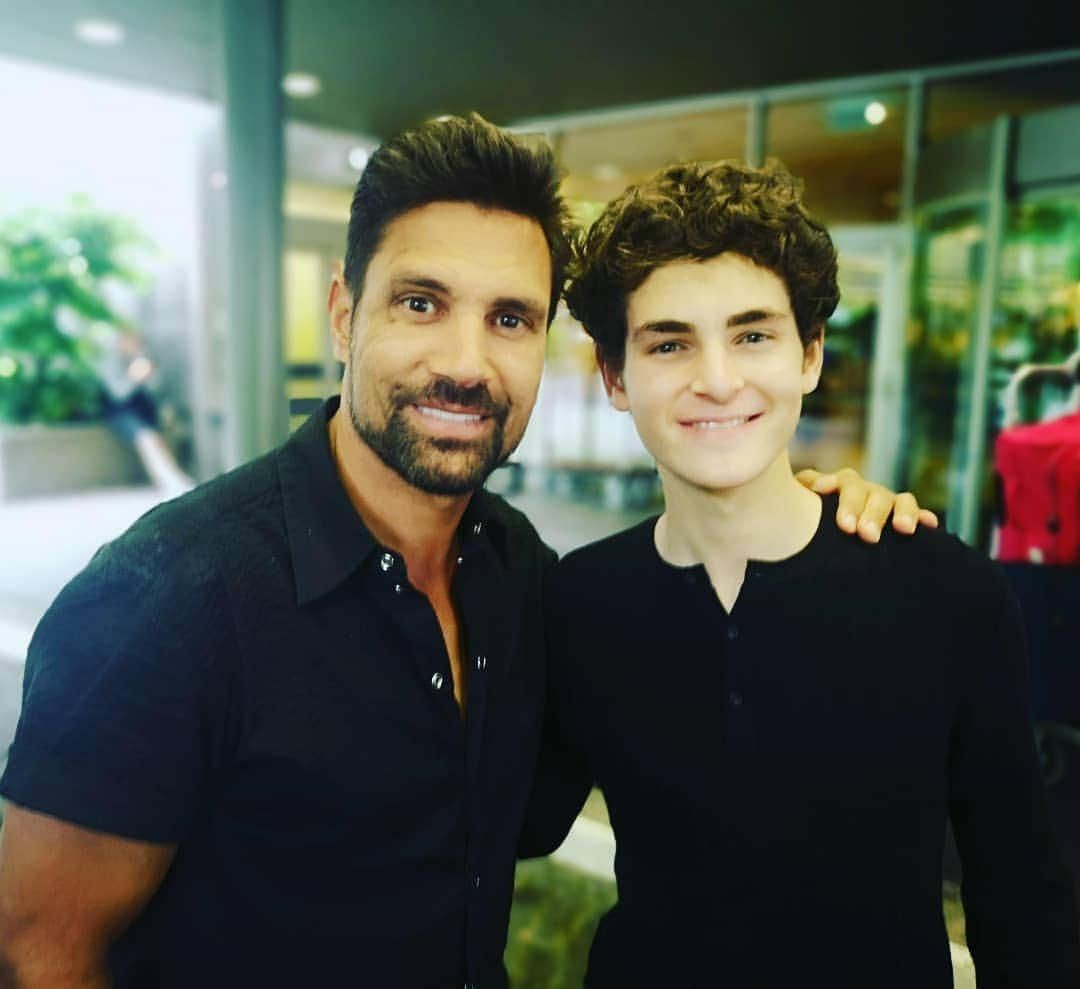 マヌー・ベネットさんのインスタグラム写真 - (マヌー・ベネットInstagram)「With #Gotham star @davidamazouz whom I met here at @germancomiccon in Munich. Young, talented & awesome! #brucewayne #batman @batman @dccomics」6月17日 0時52分 - manubennett