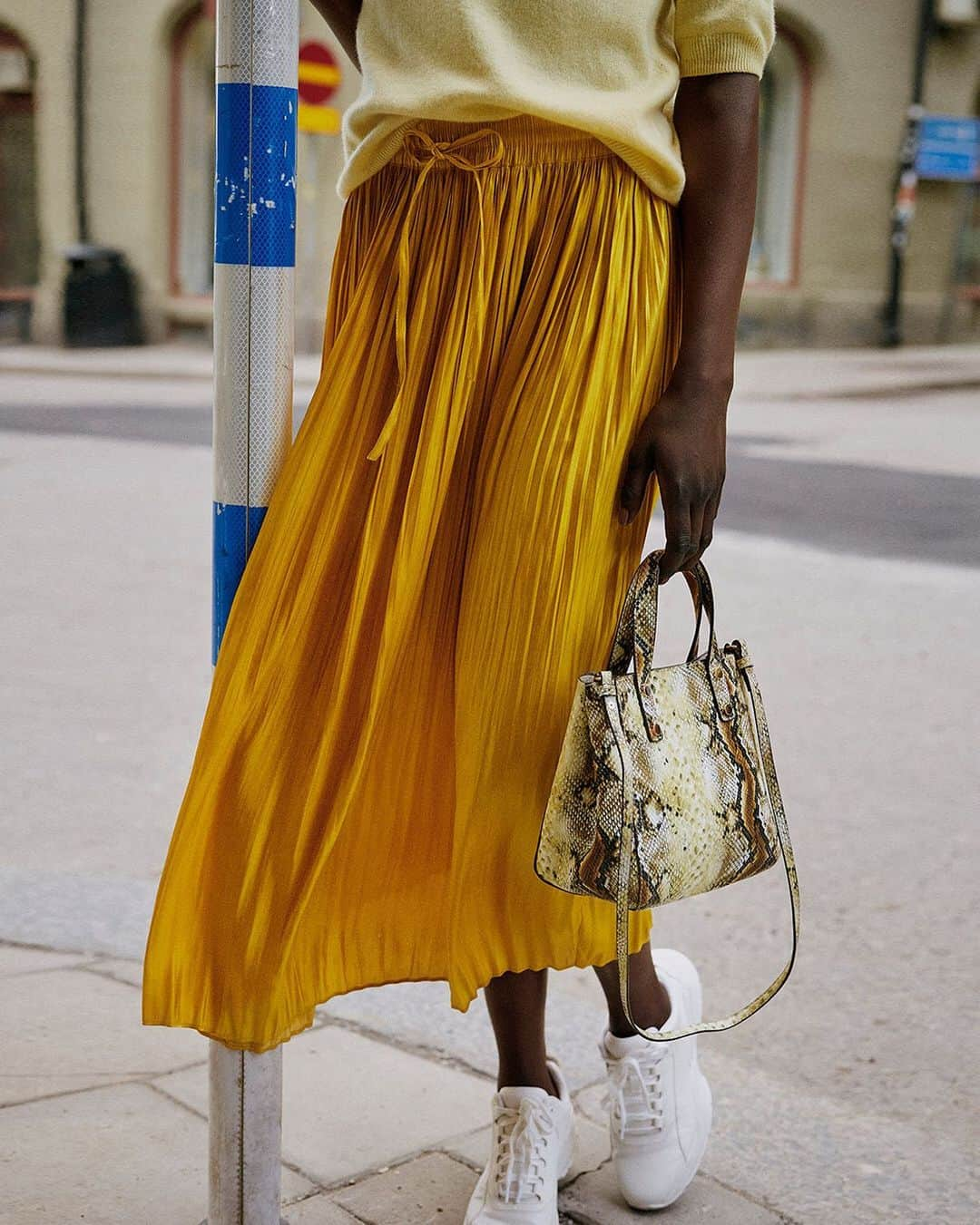 H&Mさんのインスタグラム写真 - (H&MInstagram)「Go monochrome in the season’s sunniest trend colour! Partner different yellow nuances with unexpected textures and finish the look with snakeskin details #HMMagazine  Yellow skirt: 0782797001 Top: 0771762001 Bag: 0760919002」6月17日 0時49分 - hm