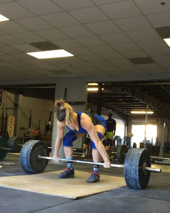 マッティ・ロジャーズのインスタグラム：「So I was on the hunt for an old picture the other day & in the process of looking for it I realized I have about 5 years of training footage just sitting on my phone. Good, bad, PRs, breaking myself and.... other things... so I wanted to start sharing them every now and then and really picking them apart so you guys can kind of get a feel for what I see and feel in a lift CURRENTLY. And knowing what my lifts look like now, you can really compare and see the differences. If you hate it and it’s not helpful, LEMME KNOW. If you think this is a good idea moving forward, LEMME KNOW! - - So this is mid 2016, one of the last heavier days before Olympic Trials. 127kg/279lbs clean and jerk. Things that stick out the most to me: 1) the “yank” off the floor. CHILLLLLL and be set before you pull. Ya king makes it feel like you’ll move faster, but in reality there will just be some lag time between your yank and your body actually moving the bar. Set, squeeze, push THROUGH the floor. - 2) the lack of “scoop” into the hips. There’s not much sweeping back happening, more so up and hips to the bar instead. This leads to... - 3) not as much elevation of the bar. Maybe only a couple inches, but a couple inches at max effort is the difference between making or missing a lift. This is more of a “bang & dive”, rather than the “scoop, jump, extend/finish tall” that I prefer. - 4) CATCH POSITION/pull under. I hate it. Timing wasn’t fantastic & its A lil tighter, a lil softer & this was just after my “everything on your toes/quads” days, so catching flat footed was still something I was trying to fix. and obviously leg strength was not what it is now. - 5) I honestly don’t hate the jerk, as I remember they were kind of rockin during this cycle. Just a little chest diving & not as 50/50 front to back as I’d like (I’m not measuring degrees and angles of a split jerk bc WHO TF can do that real time NO ONE). If you watch my left foot, it does a little spin on the dip, meaning I wasn’t maintaining full foot pressure. Back then I remember all I though about was “heels”, now it’s always “whole foot”. - - Hope this is helpful!」