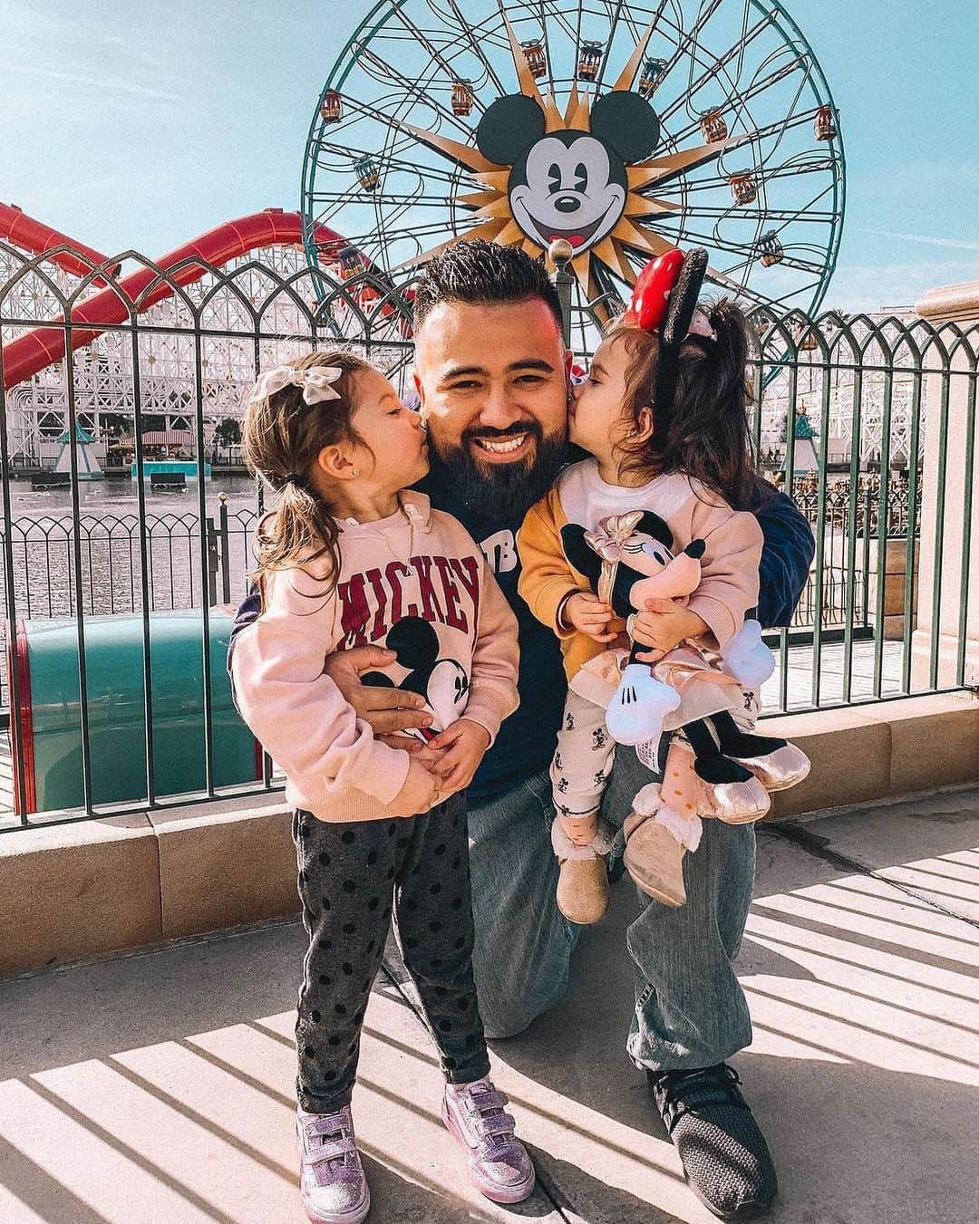 のインスタグラム：「Happy Father's Day from the Disneyland Resort! (Photo: @sandra.loveavro)」