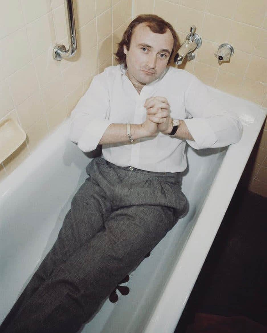 リリー・コリンズさんのインスタグラム写真 - (リリー・コリンズInstagram)「Like father, like daughter. Looks like my love of bathtub photos runs in the family. It must have all started when you played bagpipes and sang to me during bath time when I was little. I’m eternally grateful for those memories and so many more. I love you to the moon and back again...」6月17日 0時56分 - lilyjcollins