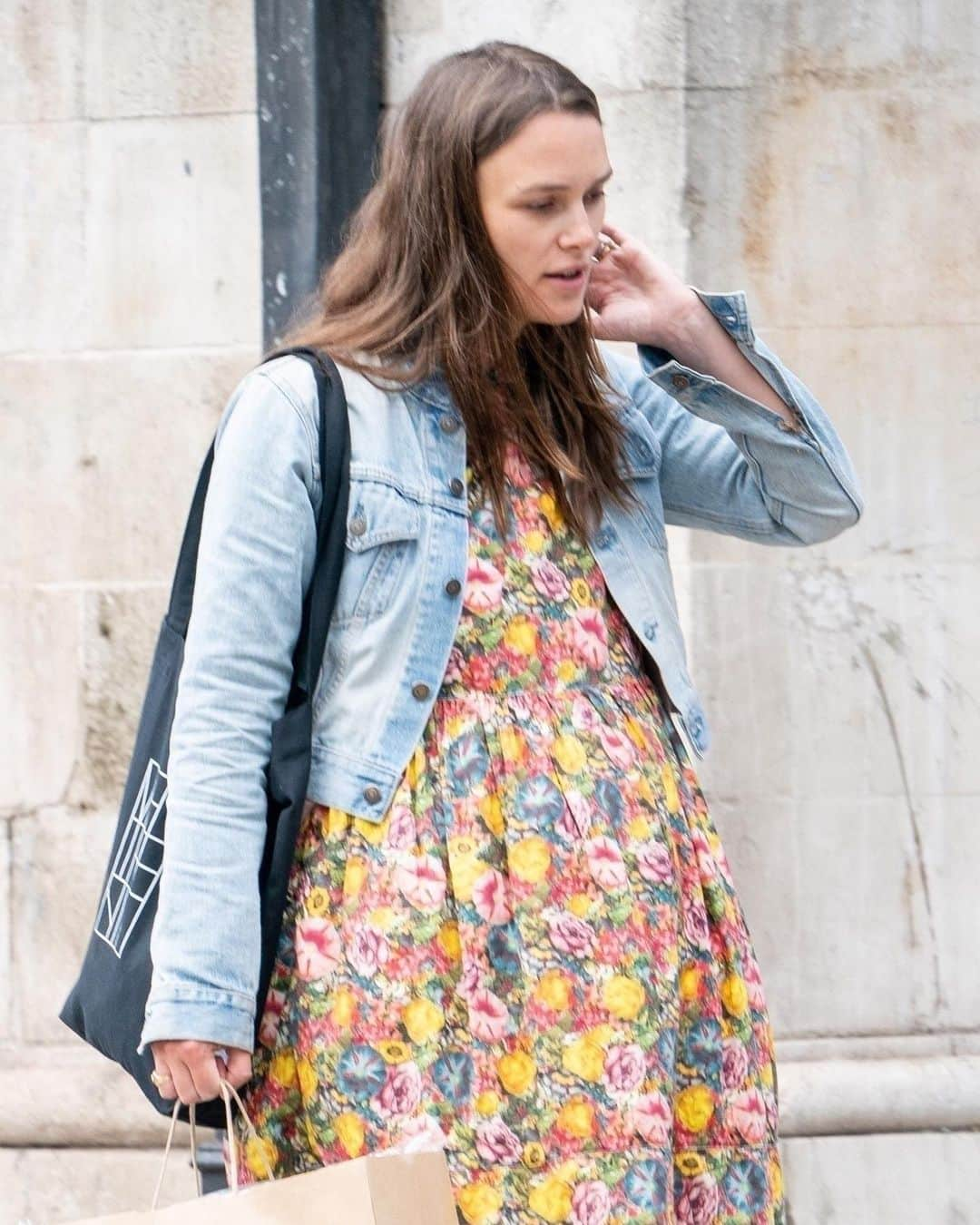 Just Jaredさんのインスタグラム写真 - (Just JaredInstagram)「Keira Knightley steps out to run some errands today. She’s currently pregnant with her second child with hubby James Righton!  #KeiraKnightley Photos: Backgrid」6月17日 0時58分 - justjared