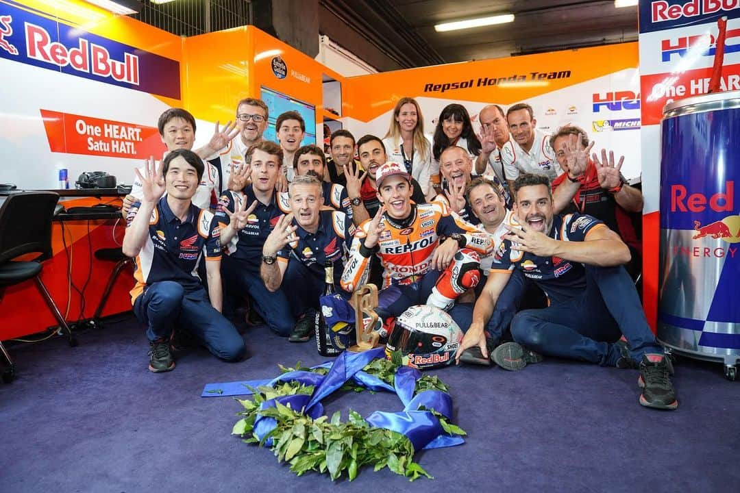 レプソル・ホンダさんのインスタグラム写真 - (レプソル・ホンダInstagram)「Those home wins are something special. 😍🏡 #CatalanGP」6月17日 0時59分 - hrc_motogp