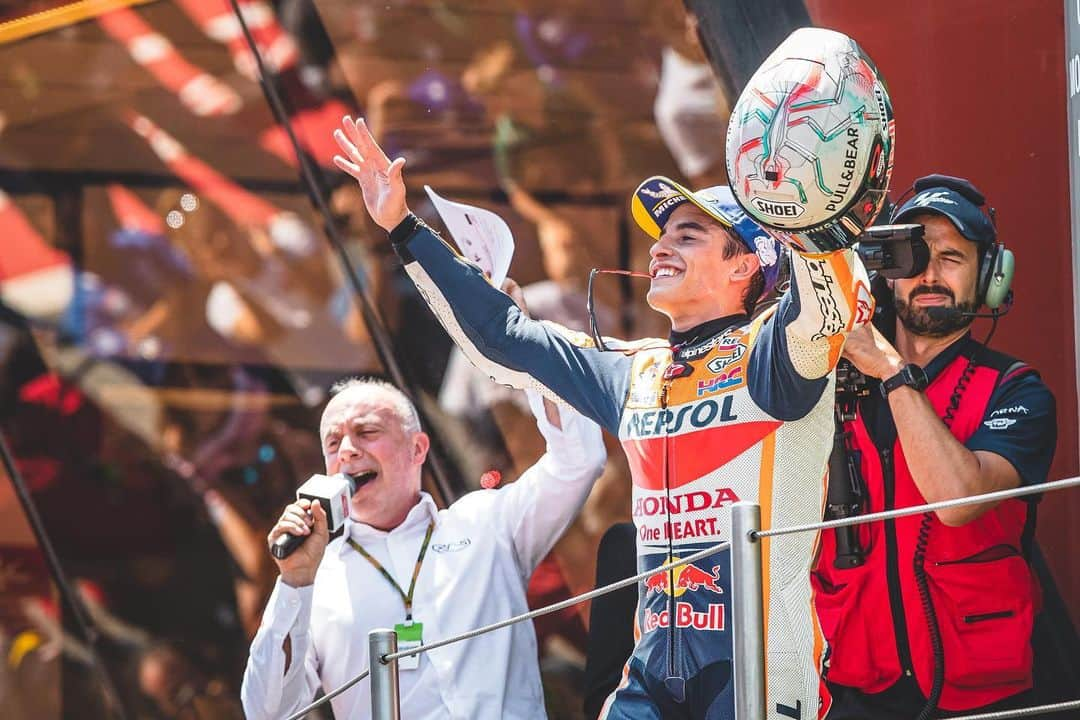 レプソル・ホンダさんのインスタグラム写真 - (レプソル・ホンダInstagram)「Those home wins are something special. 😍🏡 #CatalanGP」6月17日 0時59分 - hrc_motogp