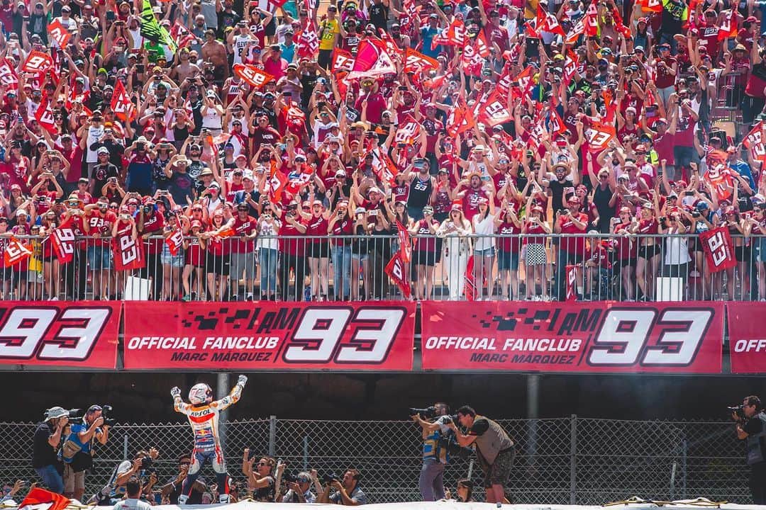 レプソル・ホンダのインスタグラム：「Those home wins are something special. 😍🏡 #CatalanGP」