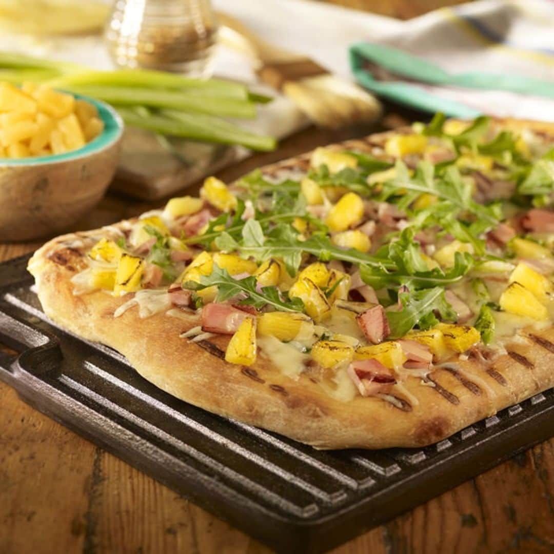 Dole Packaged Foods（ドール）のインスタグラム：「This #FathersDay give your dad the gift of taste when you make our Grilled Pizza with Canadian Bacon and Charred Pineapple.」