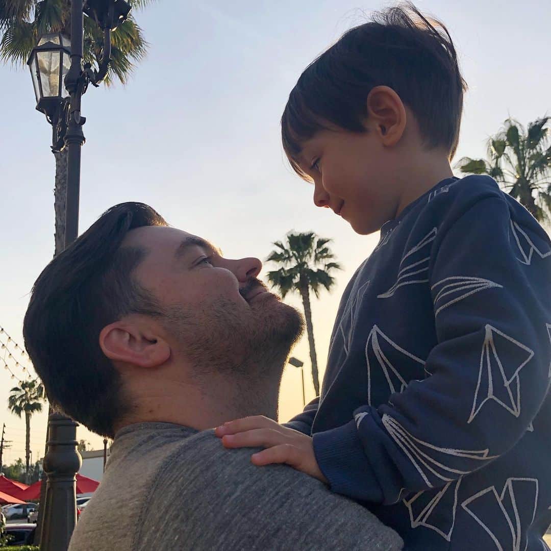 のインスタグラム：「How did I get so lucky to have a husband who loves being a dad? You are kind , curious , patient , creative and always sooo funny. No wonder E loves hanging out with you♥️ Seeing what a great dad you are only makes me love you more. Happy Father’s Day to the man I 🥰 adore. I hope you feel every day how grateful I am for you and for all you do. #fathersday #dadday #husband #happyfathersday #besthusband #bestdad #love #family  パパになるのが大好きな夫がいられるなんて、ラッキーな私です。あなたは親切で、好奇心旺盛で、忍耐 強くて、創造的で、常にとても面白いです。Eがあなたと一緒に過ごせるのが大好きなのも不思議ではないの♥️あなたがどんなに偉大な父親であるかを見て、私はあなたにもっと恋におちる。父の日おめでとう 🥰私があなたにどれほど感謝しているかを毎日感じてほしい。#ハッピーファーザーズディ #父の日」