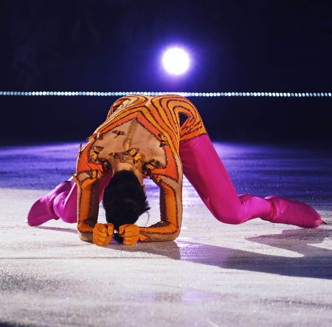 ジョニー・ウィアーさんのインスタグラム写真 - (ジョニー・ウィアーInstagram)「17.6.2019 Tokyo | This shot by @snodar made me laugh and also proud, so Happy Pride to an incredible & inspirational community🏳️‍🌈 #pride #faoi #figureskating」6月17日 1時05分 - johnnygweir