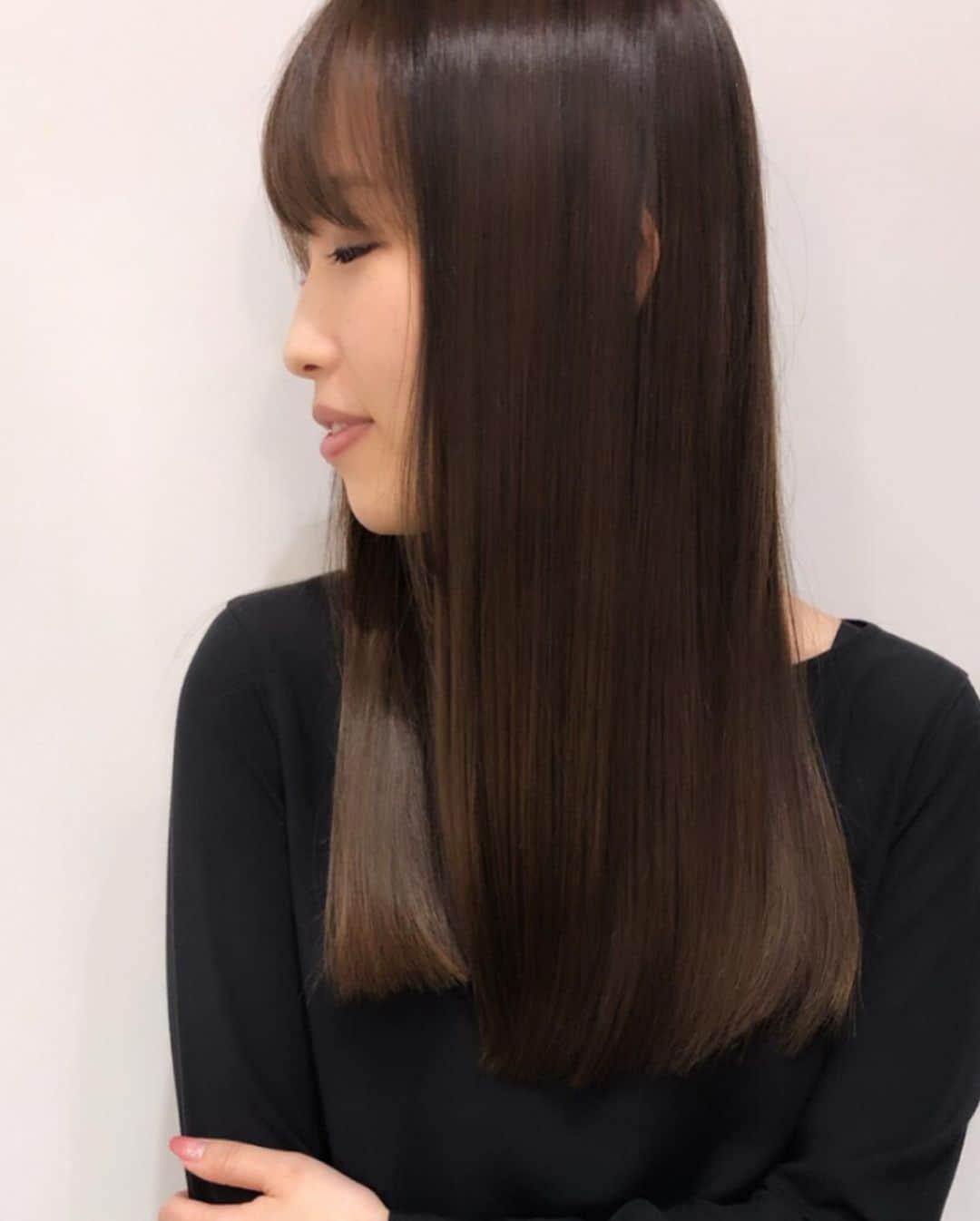 野口忍 hair make upさんのインスタグラム写真 - (野口忍 hair make upInstagram)「WD(verawang octavia) ドライブーケ💐 に合わせたヘアメイクを . 甘すぎず女性らしさは残した 抜け感あるヘアスタイルに 髪質からメンテナンス、整えてメイクに合わせて艶感をプラス . ぺったりしないように リハーサル後から ハンドブローを 意識するようにとアドバイス👏 . 裕司さんもサイドが膨らみやすいとのことでサイドから繋げたカットに。タキシードに合わせた 男らしい爽やかヘアスタイルに😊✨ . 裕司さん、真紀子さん お二人とも笑顔がとても素敵でした😊✨ 本当におめでとうございました☺️ . 新郎新婦様どちらもこだわることで よりオシャレ度を増すこと出来ます！ お2人揃って最高のヘアメイクをさせていただきます！ 新郎様もお任せください🔥 . ＿＿＿＿＿＿＿＿＿ . 前撮り、婚礼、全国出張可能✈️ 結婚式直近からのお問い合わせも承っており1ヶ月前からのご予約も対応させていただきます。 . ＿＿＿＿＿＿＿＿＿ . お電話、サロンご来店のカウンセリングも承っております。 . ＿＿＿＿＿＿＿＿＿ . 海外出張🛫hawaii 2019/9/5〜10日/渡航費無料 詳しい内容はDMにてお問い合わせ下さい。 . ＿＿＿＿＿＿＿＿＿ . dress→ @reginacloset027 . ＿＿＿＿＿＿＿＿＿ . #グランドオリエンタルみなとみらい#花嫁#アレンジ#ヘアアレンジ#結婚式#ブライダル#ウェディング#ウェディングドレス#wedding#シニオン#2019年春婚#挙式#式場#披露宴#二次会ヘア#ブーケ#お色直し入場#パレス花嫁#前撮り#ホテルウェディング#セミナー#外注ヘアメイク#ティアラ#ドレス迷子#お譲り#式場迷子#ポニーテール#大人婚#大人のウェディング#ドレス迷子#ダウンスタイ」6月17日 1時06分 - shinobunbunmaru_atren_deu