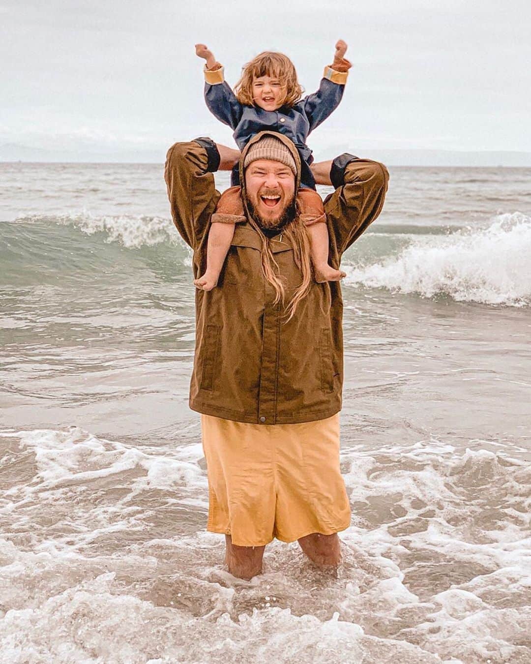 エディー・バウアーさんのインスタグラム写真 - (エディー・バウアーInstagram)「Happy Father’s Day to all of the adventure dads who inspire and lift us every day (especially with the dad jokes). Thank you for letting us be a part of your adventures. #LiveYourAdventure⁣ ⁣ Congrats to the winners of our 2019 #EBDadJokes Father’s Day contest; @vdhderek, @neilh7, @ayjoshkay, @saucyrossyy, @danimal_adams」6月17日 1時18分 - eddiebauer