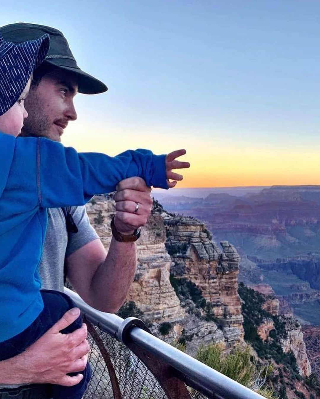 エディー・バウアーさんのインスタグラム写真 - (エディー・バウアーInstagram)「Happy Father’s Day to all of the adventure dads who inspire and lift us every day (especially with the dad jokes). Thank you for letting us be a part of your adventures. #LiveYourAdventure⁣ ⁣ Congrats to the winners of our 2019 #EBDadJokes Father’s Day contest; @vdhderek, @neilh7, @ayjoshkay, @saucyrossyy, @danimal_adams」6月17日 1時18分 - eddiebauer