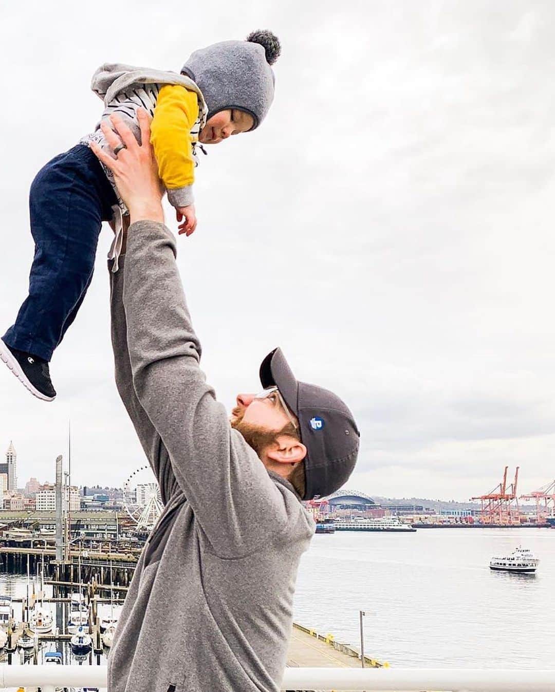 エディー・バウアーさんのインスタグラム写真 - (エディー・バウアーInstagram)「Happy Father’s Day to all of the adventure dads who inspire and lift us every day (especially with the dad jokes). Thank you for letting us be a part of your adventures. #LiveYourAdventure⁣ ⁣ Congrats to the winners of our 2019 #EBDadJokes Father’s Day contest; @vdhderek, @neilh7, @ayjoshkay, @saucyrossyy, @danimal_adams」6月17日 1時18分 - eddiebauer