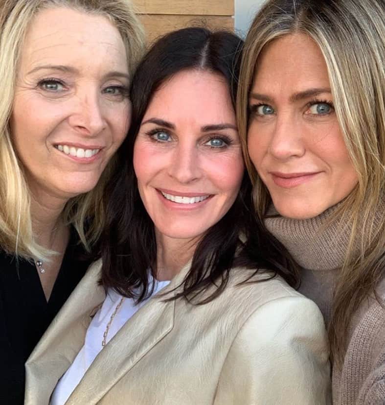 Just Jaredさんのインスタグラム写真 - (Just JaredInstagram)「@courteneycoxofficial celebrated her birthday with @friends co-stars Jennifer Aniston and @lisakudrow! Happy belated, Courteney! #CourteneyCox #JenniferAniston #LisaKudrow Photo: regram @courteneycoxofficial」6月17日 1時15分 - justjared