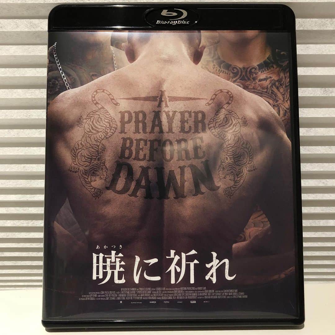 丸山ゴンザレスのインスタグラム：「強烈な衝撃を与えてくれた映画『暁に祈れ』のBlu-ray＆DVDが発売されました。特典映像では、私が現地入りして撮影してきた、刑務所レポートや出演者の元囚人インタビューなんかも収録されています。 詳細と購入先リンク＞http://www.transformer.co.jp/m/APBD/dvd/」