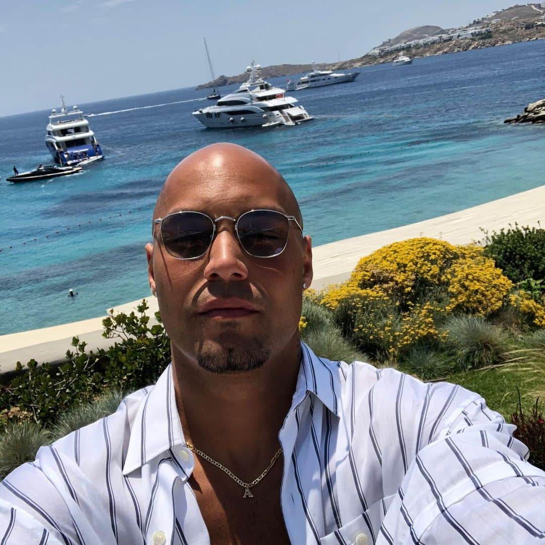 ヨアン・ベナルアンのインスタグラム：「Relax #yb29pablopicasso #benalouaneborsa #nottingham #amazing #mykonos #mykonosgreece #buddahbarmykonos #holidays #summer #sunny #greece #cavotagoo #santamarinamykonos」