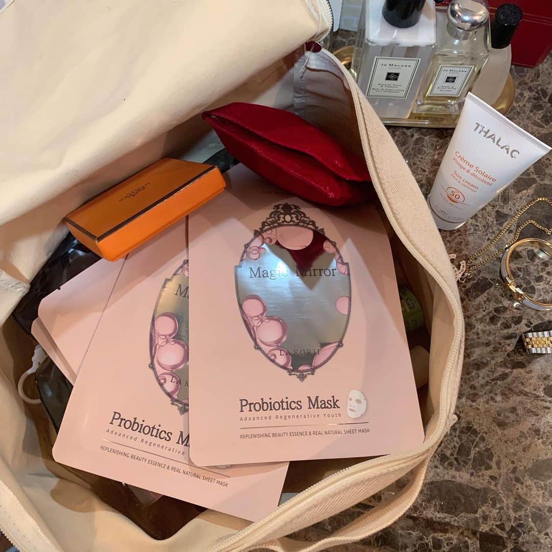 Hyemiさんのインスタグラム写真 - (HyemiInstagram)「하루종일 띵가띵가 하다가 이제서야 급하게 짐싸는중😭 여행갈땐 시트팩이 최고쥬👌🏻 언니꺼까지 4장챙기고 챙기다가 급 유산균팩 오픈해 두었어용 이번에도 3+1구성 5+2구성 어렵게 데려왔어요~ 다음공구는 2달후 정도 될것 같아서 미리미리 쟁겨두시는거 강추👍🏻 써본사람은 다 좋다고하는 유산균팩!! 저도 엄청 자주자주 사용하고 있답니다💓 이제 남은짐 마져싸고 얼른 누워야해요 5시반에 기상해야 하는데....😱」6月17日 1時25分 - hinzajoa