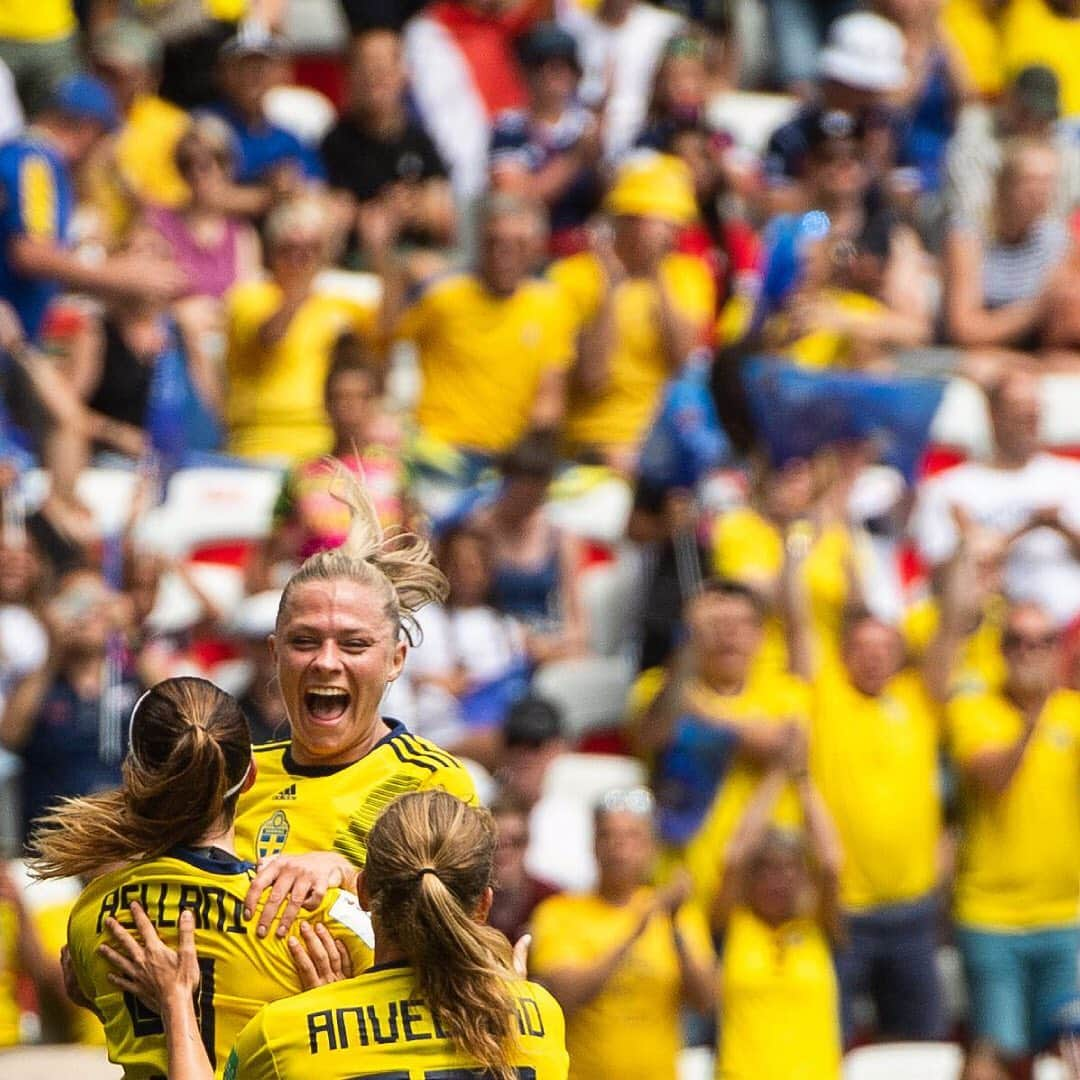 FIFAワールドカップさんのインスタグラム写真 - (FIFAワールドカップInstagram)「Grattis, 🇸🇪 SWEDEN! Next: R16 #FIFAWWC #Sweden #DareToShine #Nice」6月17日 1時28分 - fifaworldcup