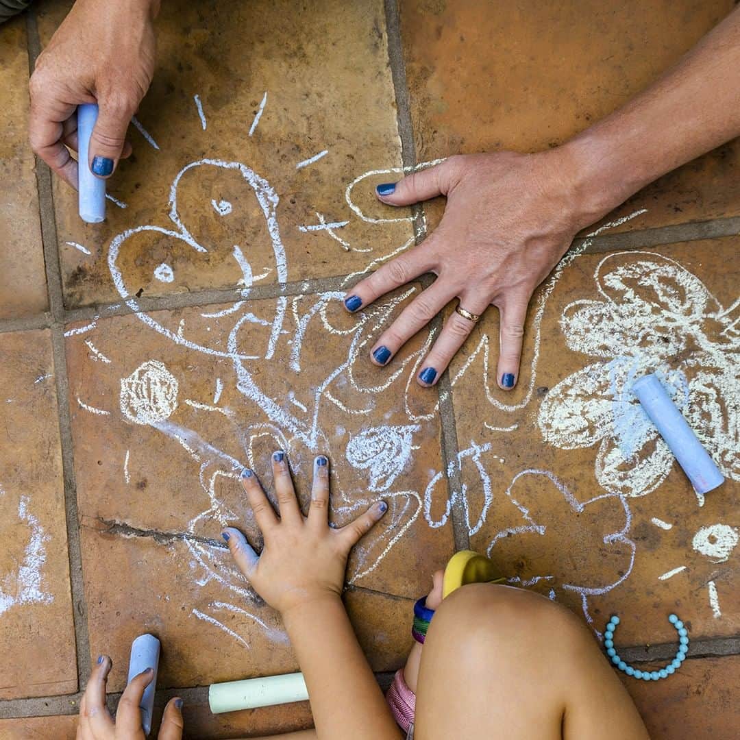 OPIさんのインスタグラム写真 - (OPIInstagram)「Happy Fathers Day from OPI. We're celebrating Dads who indulge in not only in sitting on the sidelines at sports practices, but are also brave enough to sit on the couch and let their child paint their nails #ColorIsTheAnswer #FathersDay #ColorIsForEveryone #MANiUP #Color #nailpolish #memories﻿」6月17日 1時30分 - opi