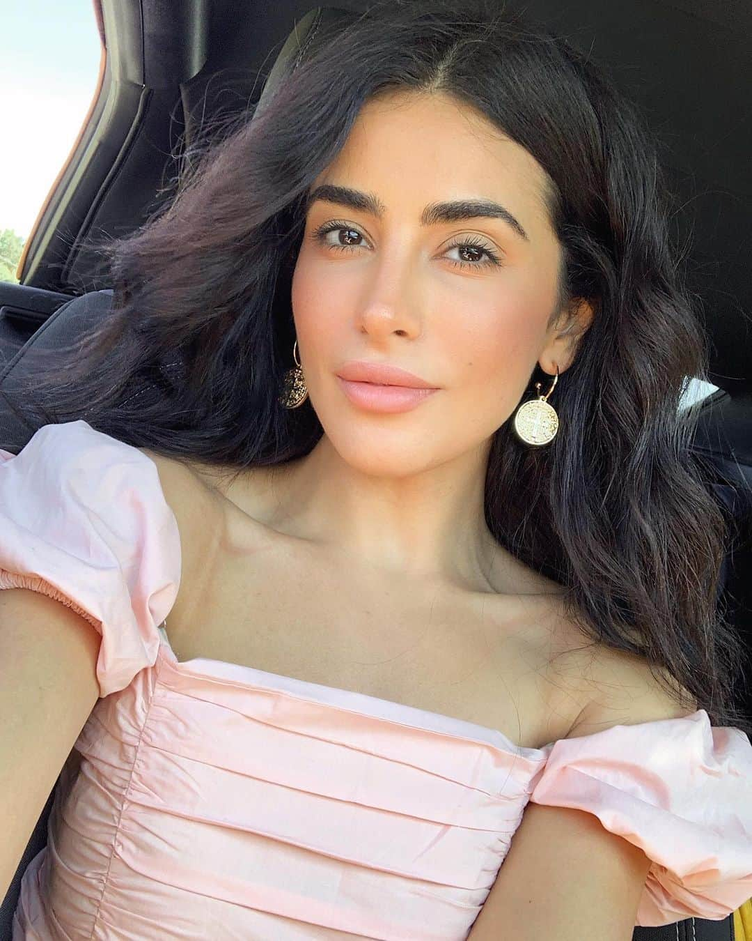 Sazan Hendrixさんのインスタグラム写真 - (Sazan HendrixInstagram)「We’re currently in North Carolina with Steve’s family for a beach vacay and it’s been so nice getting to unplug and enjoy this summer moment! I always look back on family trips and the ones where I’m completely present have always been my favorite. It’s as simple as putting my phone down & not checking texts or taking a million photos (lol) so I don’t miss out on all the little moments with the people I love. I am reminded that these little moments are actually going to be the big moments when we look back one day so we gotta soak it up! Excited to spend the rest of today making new memories! We’re going to chase some waves with teeny on the beach (she’s so obsessed with the water), have a family style dinner with everyone later and of course give my husband so many back rubs today for being the best father ever. Happy Sunday! 💞 #familyvacay #sazannude #lipstick」6月17日 1時45分 - sazan