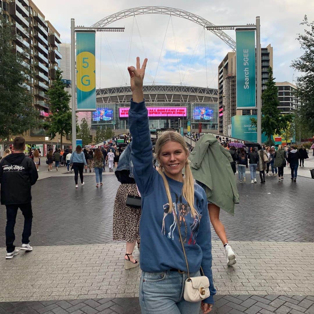 Chrissy Blairさんのインスタグラム写真 - (Chrissy BlairInstagram)「Still can’t believe I got the opportunity to see The Spice Girls in concert!! What an emotional and amazing experience. Brought back so many memories and was so inspirational to see such strong women, after 20 something years still have the talent and courage to perform and have a blast doing it. Thanks to the @spicegirls for giving so many girls (and boys) an epic childhood of great music and memories - and thanks @therealgerihalliwell for the apology.. was the first break up I ever experienced haha 😆 #vivaforever #spiceworld2019」6月17日 1時42分 - chrissy_blair