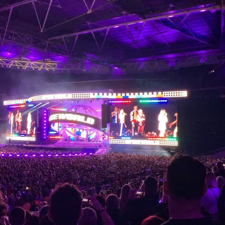 Chrissy Blairのインスタグラム：「Still can’t believe I got the opportunity to see The Spice Girls in concert!! What an emotional and amazing experience. Brought back so many memories and was so inspirational to see such strong women, after 20 something years still have the talent and courage to perform and have a blast doing it. Thanks to the @spicegirls for giving so many girls (and boys) an epic childhood of great music and memories - and thanks @therealgerihalliwell for the apology.. was the first break up I ever experienced haha 😆 #vivaforever #spiceworld2019」