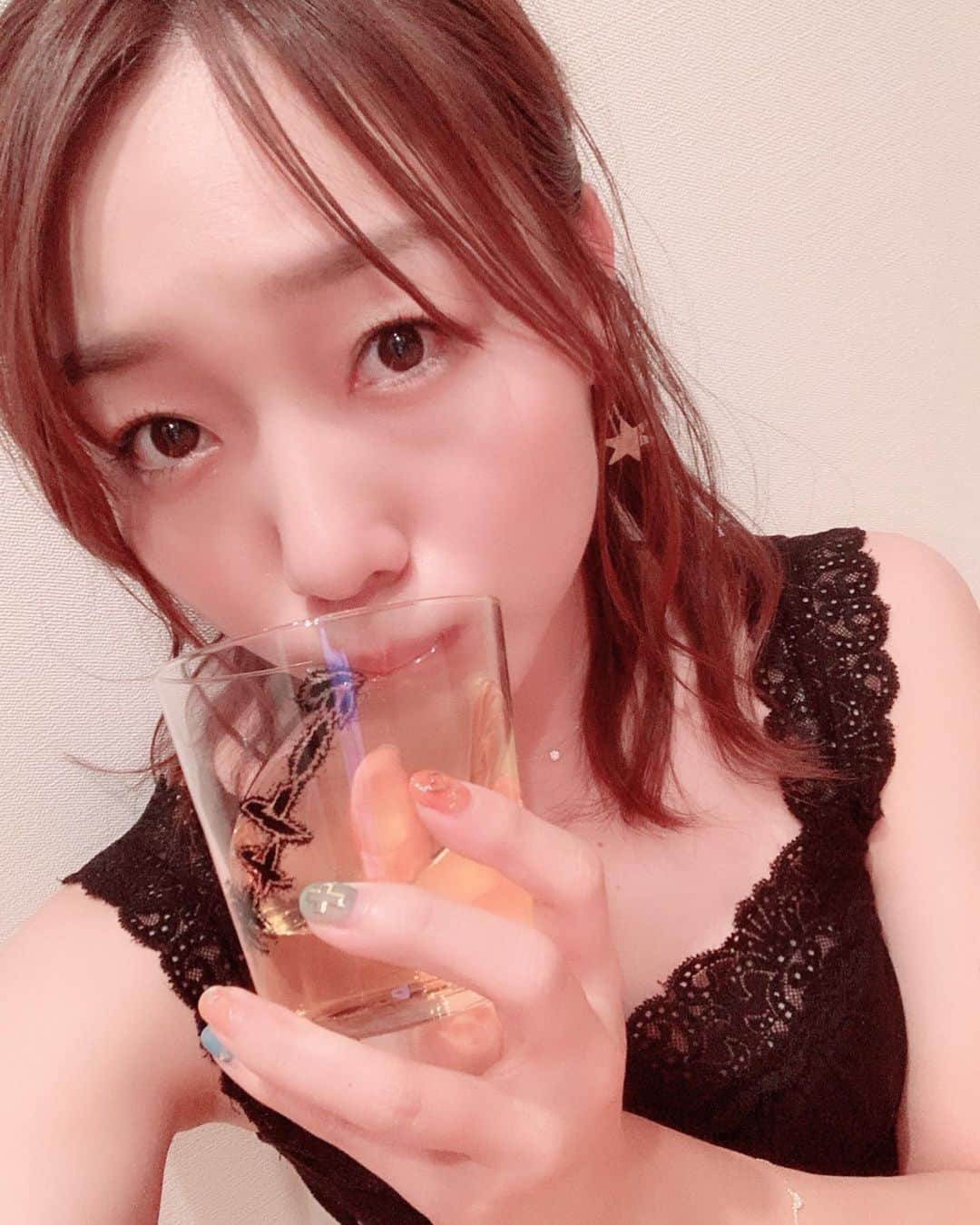 須田亜香里さんのインスタグラム写真 - (須田亜香里Instagram)「6月16日 去年2018年6月16日はAKB48世界選抜総選挙2位をいただいて、皆の気持ちがこもったトロフィーを手に持っていました。 今年2019年6月16日はキッチンで一人、ビール入りのグラスを手に持っていました。 この一年、一人では迎えられなかったことも、一人では超えられなかったこともたくさんあって その中で色んな経験をさせてもらって、ちゃんと失敗もして、本当に多くの気持ちを知れた一年でした。 去年のでっかい幸せも、今日のちっちゃな幸せも、私一人では絶対に掴めなかったもの。 世界一の幸せをありがとう。 これからもよろしくね。  #ありがとう #世界一」6月17日 1時46分 - akarisuda