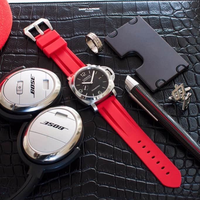 パネライのインスタグラム：「Just some essentials this Father’s Day. The #Panerai #PAM312 Luminor Marina on a custom red rubber strap. Pic by @thewatchstrapstore #paneraicentral」