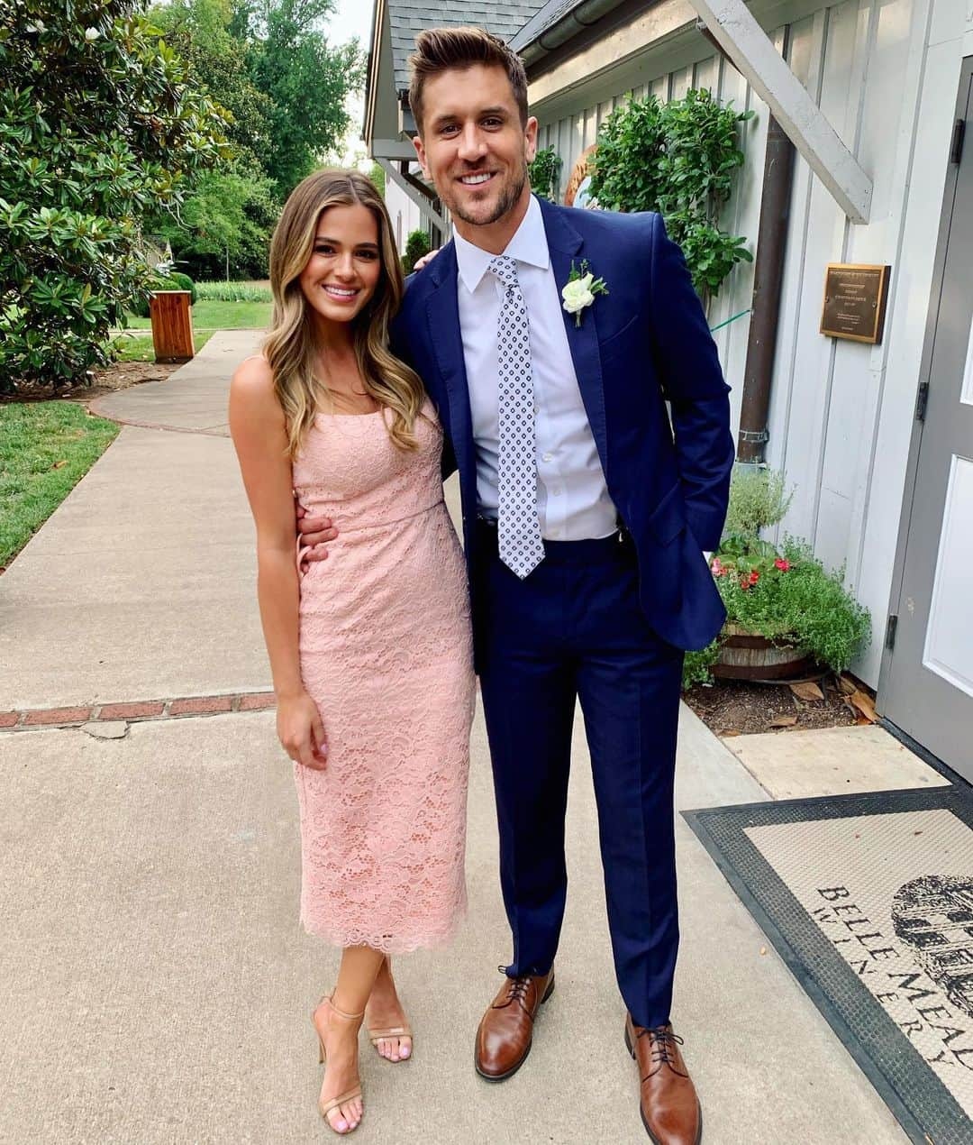 ジョーダン・ロジャースさんのインスタグラム写真 - (ジョーダン・ロジャースInstagram)「Congrats @ry_lip10 & @maryglenny on a beautiful wedding!! Glad we took one good photo before the slippers came on, the jacket came off, and the dance floor was forever changed 😂 🕺🏽💃🏼」6月17日 1時51分 - jrodgers11