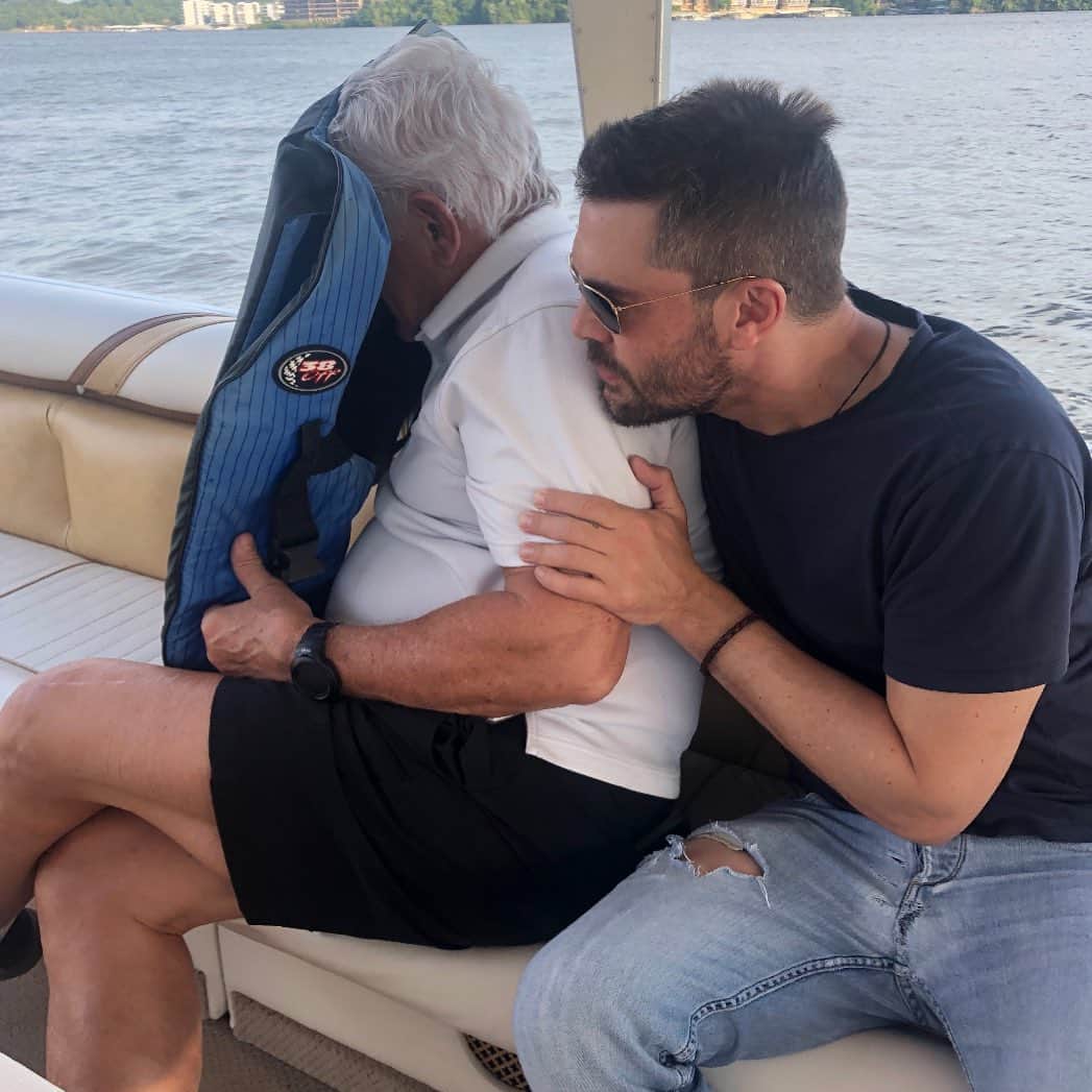 のインスタグラム：「My dad protecting me from the spray of a boat going 4...maybe even 5mph. Love you dad! Happy Father’s Day to all you other dad’s out there.」
