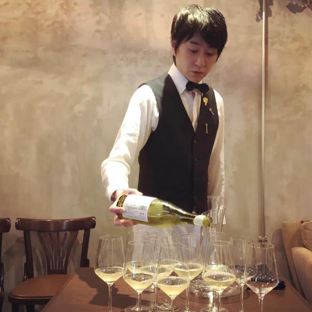 ひぐち君さんのインスタグラム写真 - (ひぐち君Instagram)「昨日の「ひぐち君の日本ワイン会」オフ会は、中国地方のワイン24本と、広島・島根のチーズ、岡山の備中白小豆のもなか、そしてオリーブ・レモンを使った前菜・パスタとのマリアージュ。 同じ中国地方でも、山陰と山陽の違いがワインのキャラクターに出ていて、興味深い飲み比べとなりました。 次回のワイン会は、7月28日(日)12:30〜予定です。 参加ご希望の方は、ご入会のほうお願いいたします↓ #ひぐち君の日本ワイン会 https://lounge.dmm.com/detail/1486/ #ドメーヌテッタ シャルドネ ペティアン 2017🍷 シャルドネ サンスフル 2018🍷 ロゼ ドゥ セニエ 2017🍷 アッサンブラージュ 赤 2016🍷 パラザール 2017🍷 ル ノーブル 2017🍷 #ラグランドコリーヌジャポン  小公子 2017🍷 #コルトラーダ コルトラーダ ルージュ2 2017  バレルa🍷 バレルb🍷 #福山わいん工房 キュヴェ ローズ ブリュット🍷 コトー フクヤマノワ 瀬戸 2016🍷 コトー フクヤマノワ 蔵王 2016🍷 #広島三次ワイナリー TOMOE シャルドネ クリスプ 2018🍷 セミヨン バレルセレクション 2017🍷 マスカットベーリーA  木津田ヴィンヤード 2016🍷 小公子 マスカットベーリーA 2016🍷 メルロー 2016🍷 メルロー 2008🍷 #奥出雲葡萄園 シャルドネ アンウッディッド 2018🍷 シャルドネ 樽発酵 2017🍷 小公子 アンウッディッド 2018🍷 小公子 2017🍷 甲斐ノワール 2017🍷 #北条ワイン醸造所 北条ワイン 砂丘 赤 2015🍷 #三良坂フロマージュ リコッタ🧀 三次の鵜飼🧀 #木次乳業 プロボローネ🧀 木次バター🧀 コルトラーダ #備中白小豆  #オンラインサロン #日本ワイン会 #中国地方 #日本ワイン 🇯🇵 #japanesewine #vinjaponais  #wine #vin #vino #winetime #winelover #instawine #wineexpert  #tokyo」6月17日 2時00分 - higehiguchi