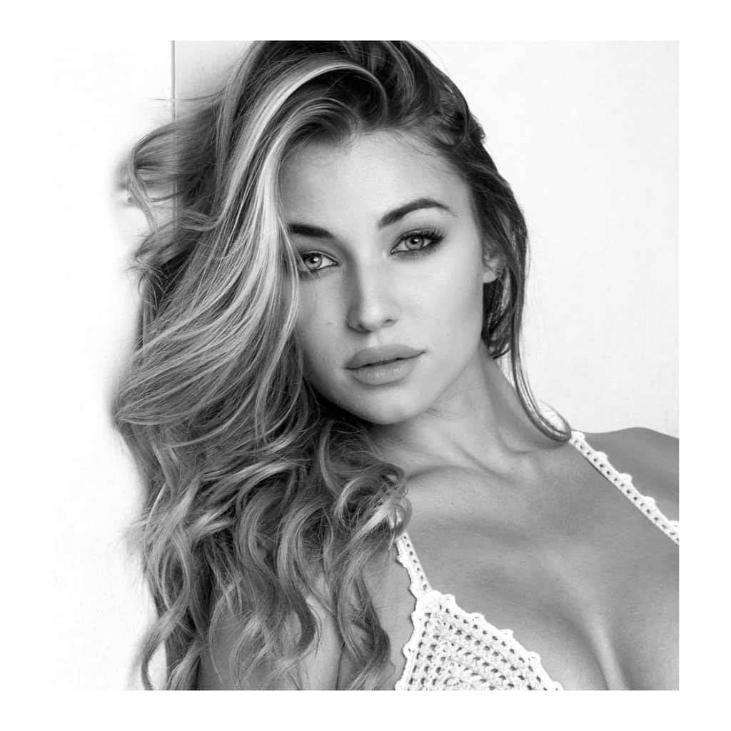 Cora Deitzのインスタグラム：「🌑🌒🌓🌔🌕🌖🌗🌘🌚 🎶 #Ibiza #Spain 🎶 . . . . . . . . . .#espana #swimwear #lingerie #blackandwhite #portait #photographer #love #art #june #2019 #travel #summer #bikini #model」