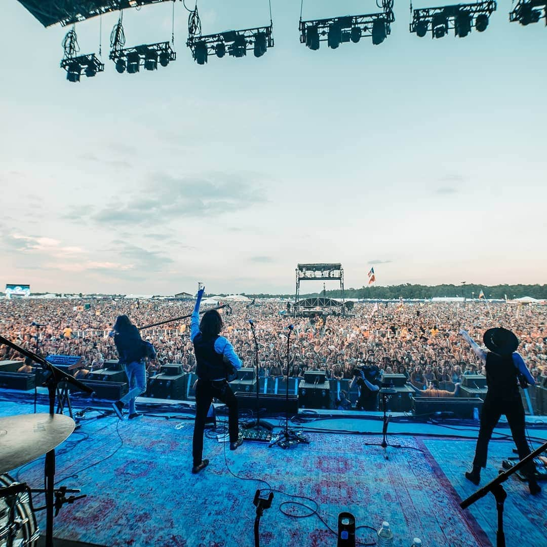 ホージアさんのインスタグラム写真 - (ホージアInstagram)「Thank you so much to all of you for coming and checking out the set at @Bonnaroo, and thank you to @BrandiCarlile, sovereign queen of my heart, for joining me for a song 🖤🙌🙏 📸🎥 @austinroa」6月17日 1時57分 - hozier