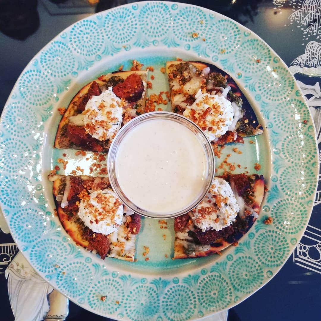 ガソリングラマーさんのインスタグラム写真 - (ガソリングラマーInstagram)「VEGAN PESTO CHEESE SAUSAGE GARLIC NAAN BREAD PIZZA #GASOLINEKITCHEN ADVENTURES 🍕🍕🧀🧀🌭🌭🌿🌿🥥🥥🌶🌶 @indianlifefoods garlic #naanbread  @seggianolovesfood #basilpestogenovese #veganpesto  @beyondmeat #beyondsausage #vegansausage  @violife_foods mozzarella shreds  @kitehillfoods #chivecreamcheese  @kellyscroutons #vegancroutons crumbs @mountainroseherbs smoked black pepper birdseye chili pepper  #ranchdressing dip @followyourheart #vegenaise  @motherraw #ranchdip @coconutsecretofficial #coconutaminos  #caesardressing HOMEMADE  #vegan #vegansofIG #veganaf #vegansofinstagram #veganfood #whatveganseat @gasolineglamour #gasolineglamour  #inidianlifefoods #beyondmeat  #seggiano  #FOLLOWYOURHEART #violife  #MOUNTAINROSEHERBS #kitehillfoods  #kellyscroutons  #motherraw  #coconutsecret」6月17日 1時58分 - gasolineglamour