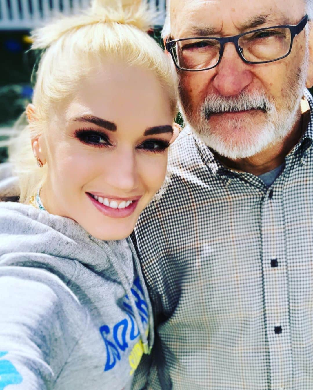 グウェン・ステファニーさんのインスタグラム写真 - (グウェン・ステファニーInstagram)「Happy Father’s Day to one of my favorite humans I know - #greatnesses  always there for me and my boys I love I w all my heart ❤️ #grateful #blessed #loveudad gx #littlesister」6月17日 1時59分 - gwenstefani