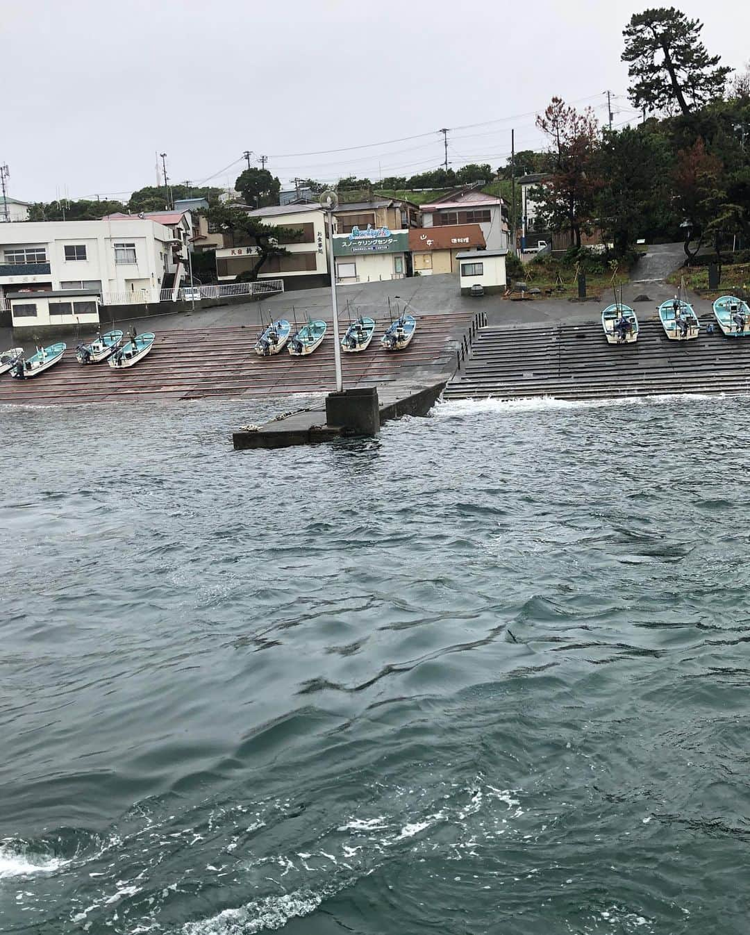 中川愛海さんのインスタグラム写真 - (中川愛海Instagram)「gRay&くるり❤️大人の修学旅行in初島！vol.2！ 熱海駅に到着！まずは私旅行にはかかせないおつまみ選手権！ 一人1000円以内でこっそりおつまみを買ってどれが一番美味しいつまみかはみんなで後ほど食べて発表するイベント！観光がてら遊んでいたらあっという間に時間が… 外は大雨！あ？もしかにてタクシー乗れる？と気付いてくれた美央ママ！慌ててタクシーへ！ただやはり行列！やっと乗れましたが出港時間ギリギリもギリギリ！久しぶりに大走りしましたw ギリギリセーフ！飛び乗りました！乗ったは良いが波は大荒れ🌊 船酔い私は大丈夫ですが…みんな疲れモード！外を眺めてる美央ママ、えっちゃんの後ろ姿可愛い😍 @ami_nakagawa_  @mio.gray  #中川愛海 #一日一回カンパイ #恵比寿大人の遠足 #恵比寿大人の修学旅行  #初島 #初島旅行 #熱海」6月17日 12時51分 - ami_nakagawa_