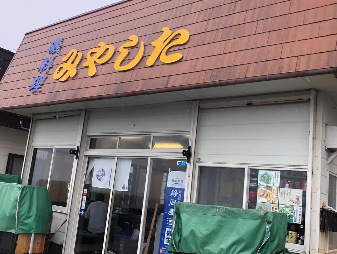 中川愛海さんのインスタグラム写真 - (中川愛海Instagram)「vol.3☆ 大荒れの中無事に初島上陸！予定通りなんとか念願の初島グルメ！初島には予約しないと開いてない漁師飯がたくさん！美味しいと聞いた磯料理「みやした」さんへ！ 乾杯！船酔いのメンバーもお酒入ると復活！さすが！ 日本酒も進む！カンパイ！ @ami_nakagawa_  @mio.gray  @b_st_etsuko  @qm____01  #中川愛海 #一日一回カンパイ #恵比寿大人の遠足 #恵比寿大人の修学旅行 #初島旅行 #初島グルメ #磯料理みやした #最高」6月17日 12時56分 - ami_nakagawa_