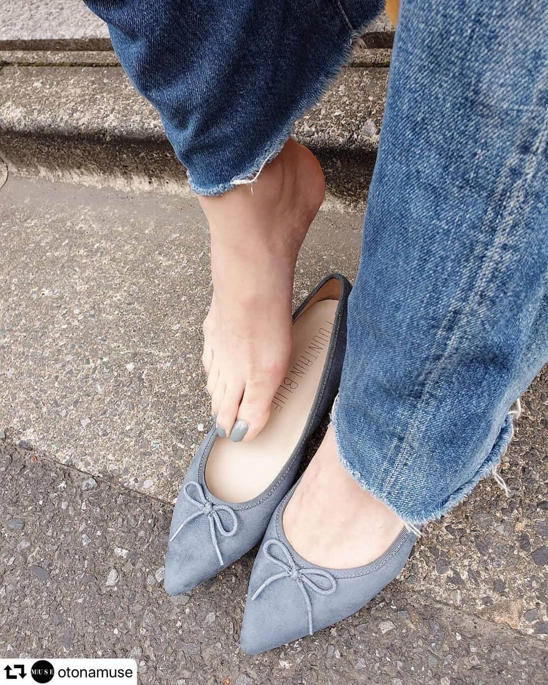 MODE ET JACOMO -モード・エ・ジャコモ-さんのインスタグラム写真 - (MODE ET JACOMO -モード・エ・ジャコモ-Instagram)「#repost @otonamuse ・・・ いやー、昨日は東京はすごい雨でした。長靴で出かけました。 雨の日の靴って困りますよね。  なので、老舗靴メーカーの新しいブランド、ファウンテンブルーさんに、防水は無理でも撥水のフラットシューズ、つくってもらいました！ 今、オフィシャルサイトで予約受付中！お手元に届くのは月末か来月頭あたりですが、 黒赤茶の基本カラーに加えて、グレイッシュなこのブルーもあり！ 私はやっぱブルーにしようかと最終的に思ってますが、 雨でもお出かけできる靴、宜しければ下記からオフィシャルサイトに飛んで見てみてくださーい！  @fountainblue_official  #FOUNTAINBLUE #ファウンテンブルー #スニプス #モードエジャコモ #fountainblue_official #オトナミューズ #otonamuse #ミューズ編集Y #踏んでもはけるスリッパもありまーす」6月17日 11時29分 - mode_et_jacomo_official