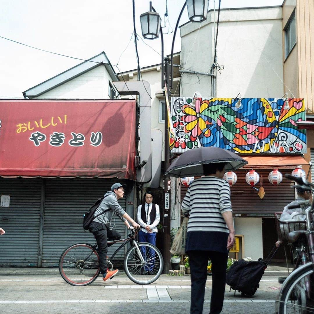 小澤慎一朗さんのインスタグラム写真 - (小澤慎一朗Instagram)「街中に溶け込んでみました。20  #ピスタチオ小澤 #ピスタチオ #街で遊ぶ人 #ポートレート #じわじわくる #隙間 #playinginthecity #portrait #leica #good_portraits_world #歩いていたら急に出てくる #建物の隙間から #ピスタチオですっ #いろんな人にじろじろ見られながら撮りました #好感度上がっちゃう」6月17日 11時24分 - piszawa